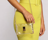 Dans le mini sac à bandoulière transparent
